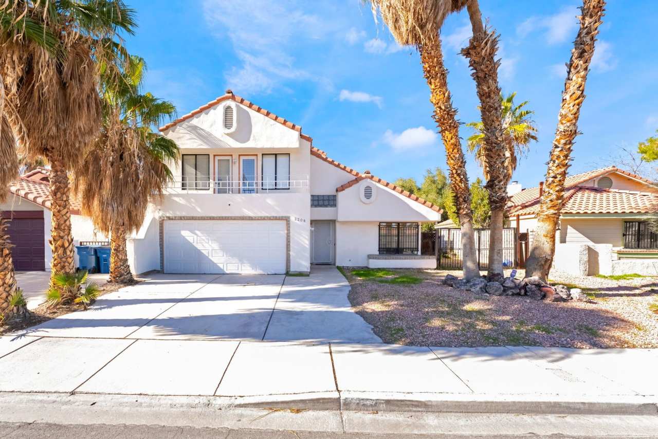 Stunning 4-Bed Retreat with Pool, Spa  Spacious Open Layout