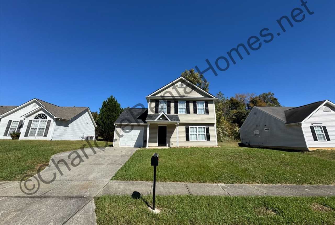 Nice 3 bedroom 2.5 bath home in Charlotte!