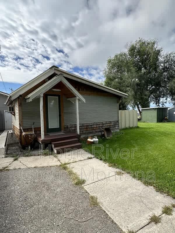 6520 Us Highway 10 W Bunkhouse