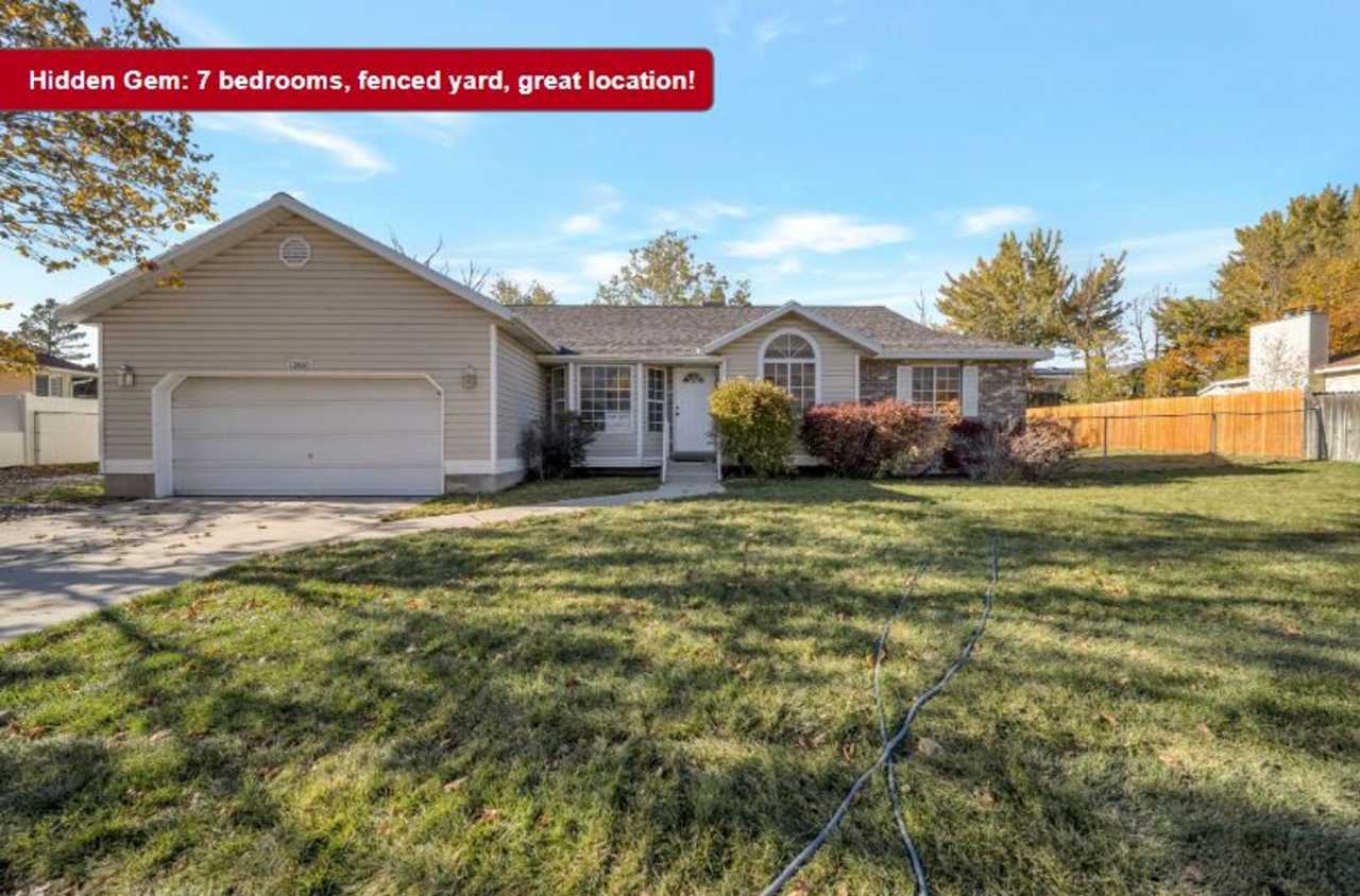 Spacious Sandy Rambler w 2 car attached