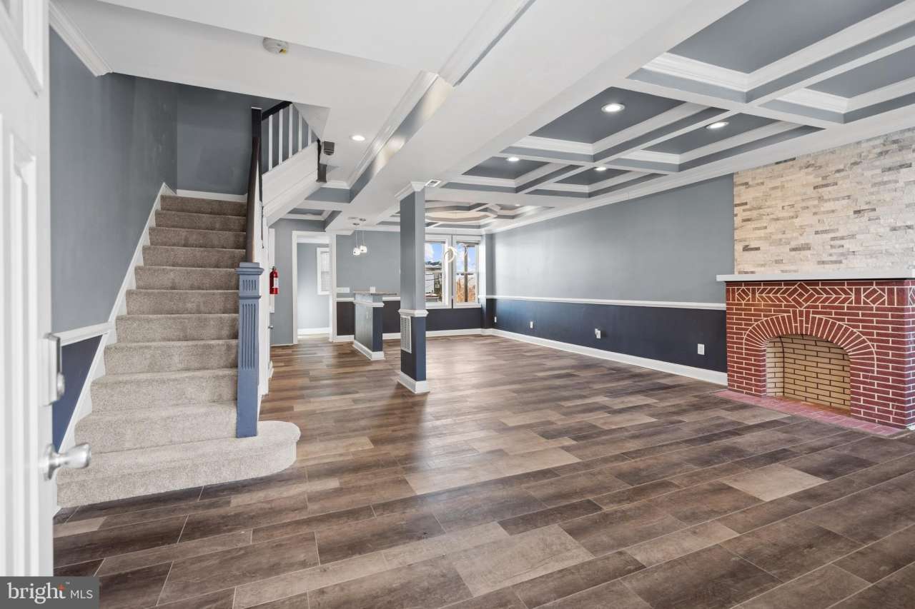 405 LYNDHURST Street