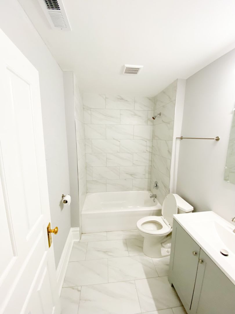 Modern 2.5 bed apartment, spacious, new windows, right off trendy Cherokee Street