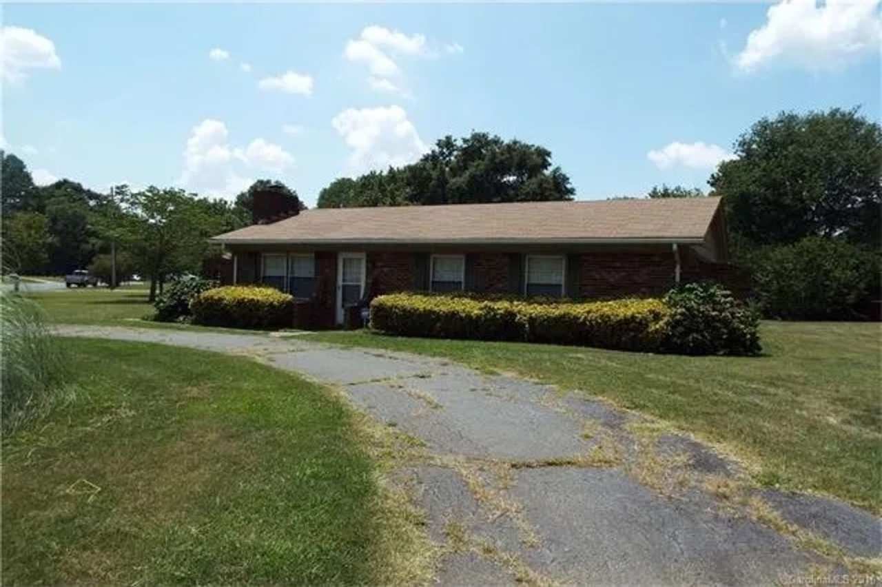 Room in 3 Bedroom Home at Crandon Dr