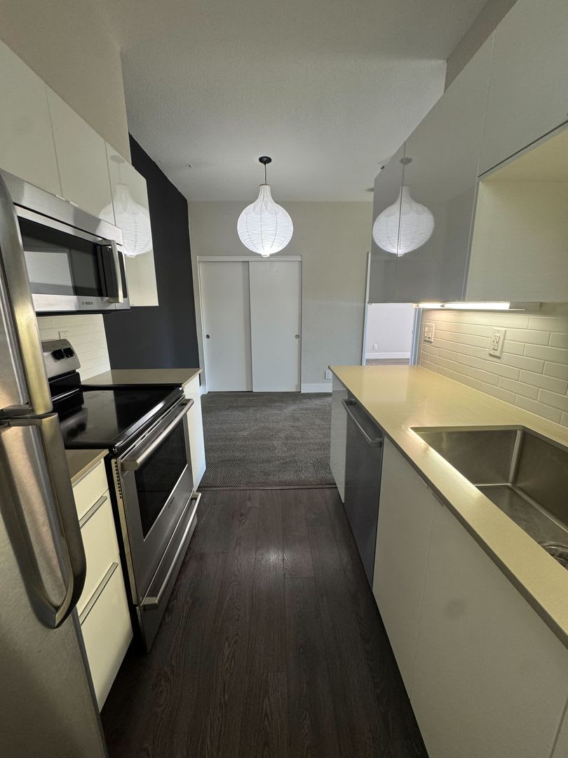 Charming 1 Bed / 1 Bath Apartment in Richmond – 549 Sq Ft – Pet Friendly! W/D Inside!!