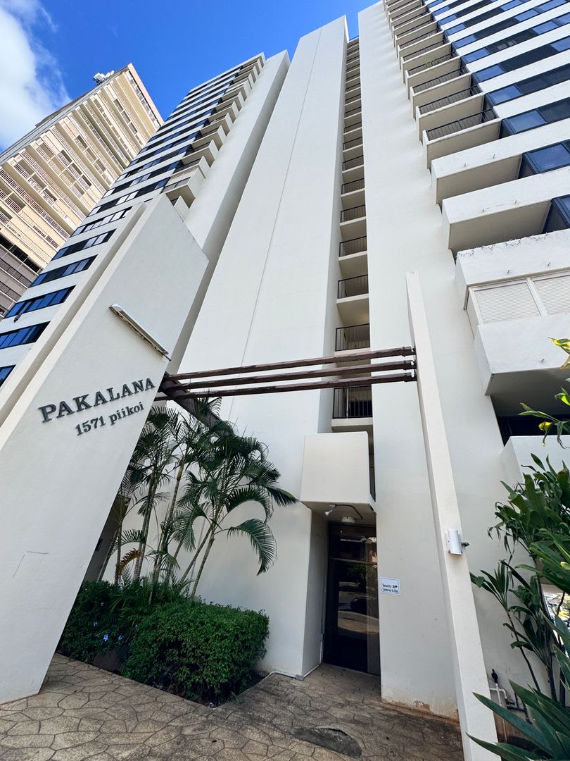 Bright and Breezy 2 bed, 1.5 bath, 1 parking top floor condo in Makiki!!