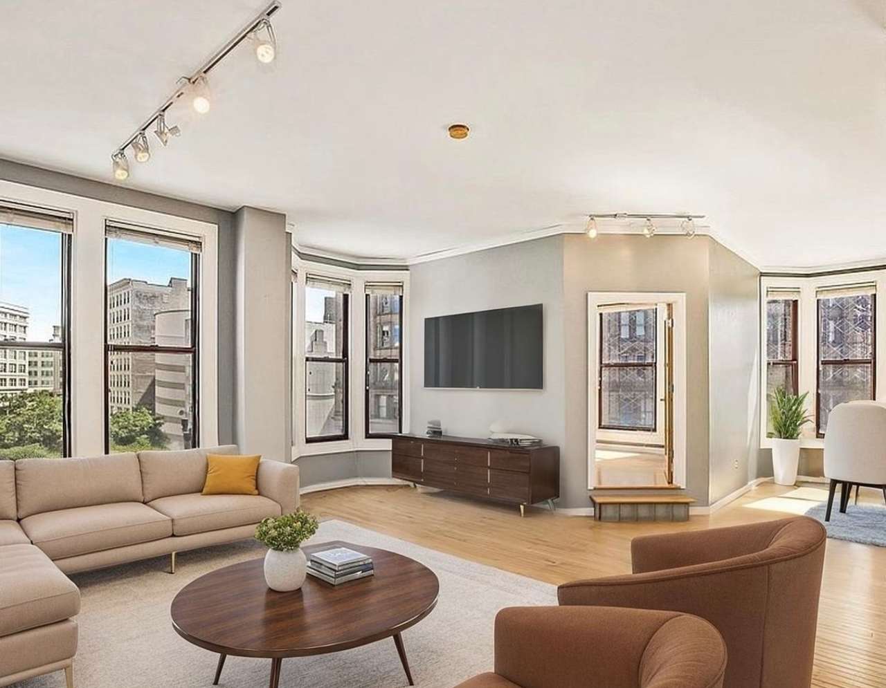 Oversized Downtown 1 Bed, 1 Bath + Den Condo!