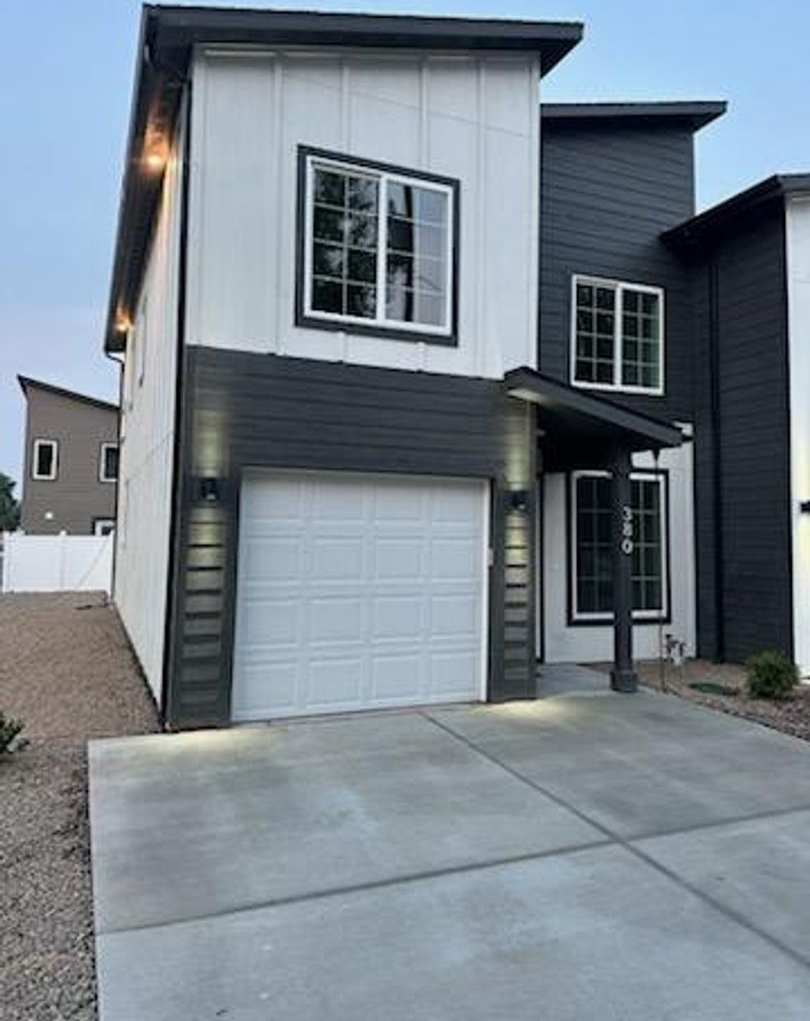 3 bed, 2.5 bath PLUS a garage townhomes in Mountain Home - 11 minutes to AFB