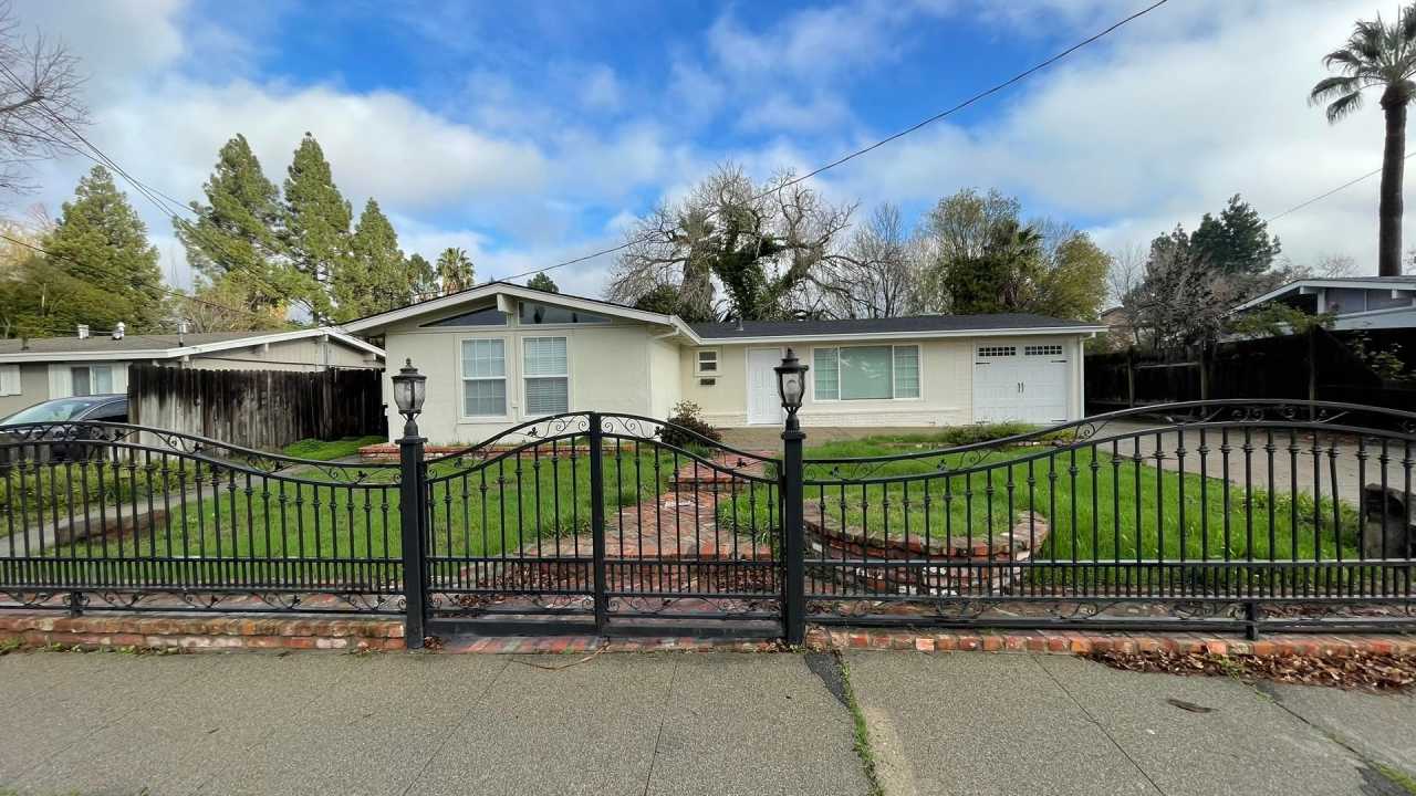 Beautiful 3 bedroom 2 bathroom home, updated kitchen  baths plus 1 car garage!