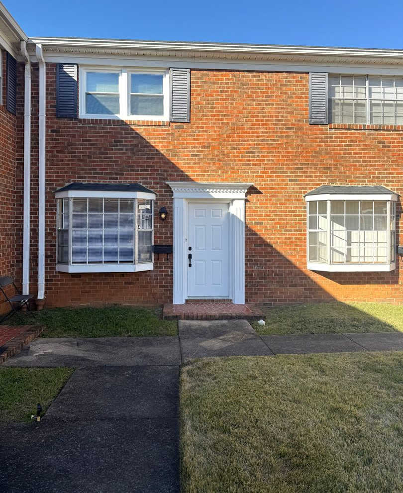 Adorable 2 Bedroom Convenient to I-29, Shopping  More!