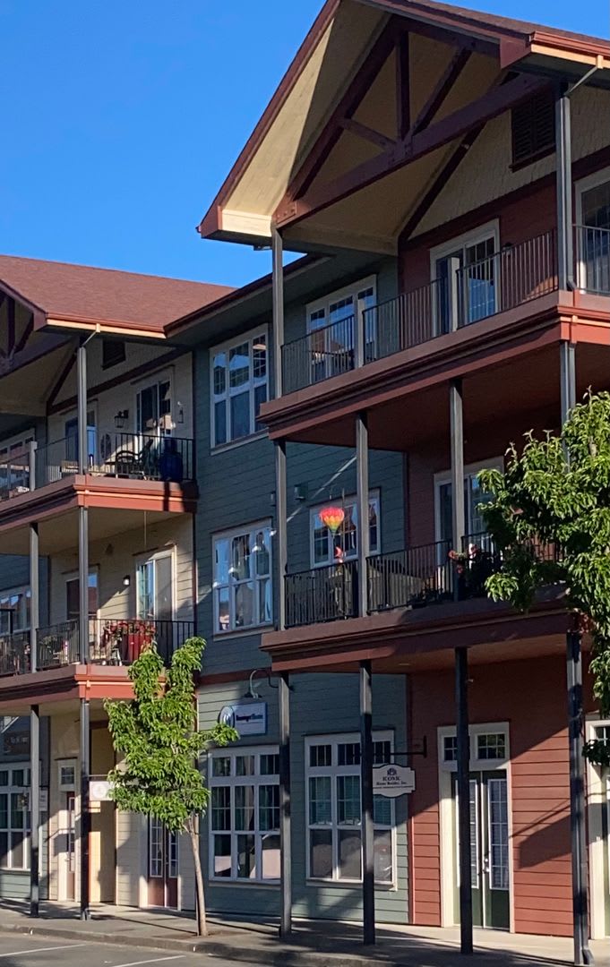 Spacious 2 Bedroom, 2 Bathroom Condo located near the Windsor Town Green