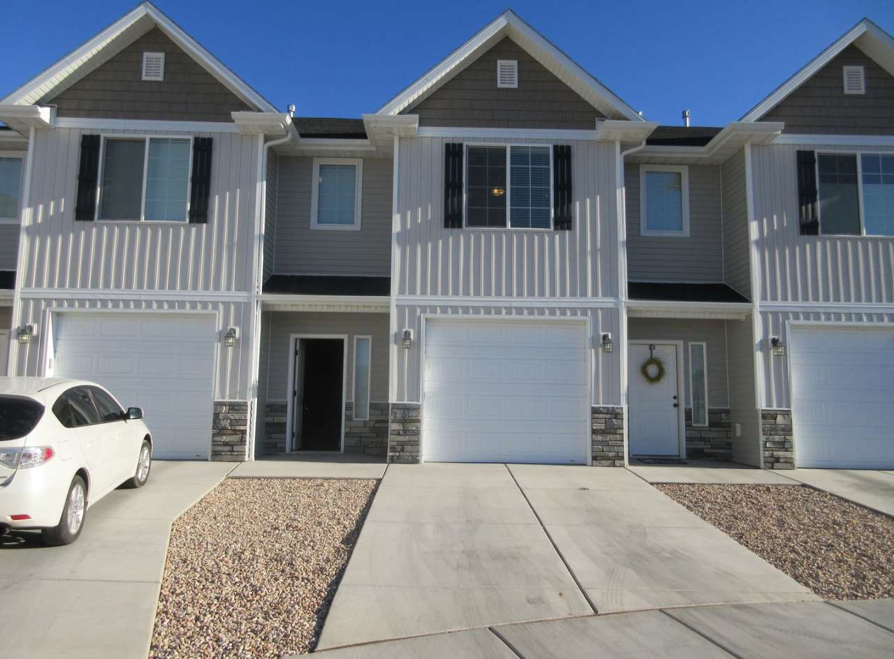 ** Move-in Discount** 3 Bedroom - 2.5 bathroom - in the heart of Cedar City!