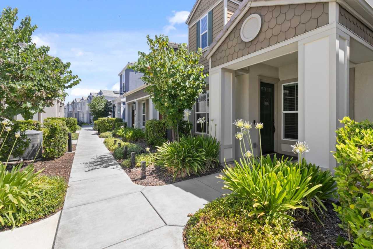 3 Bed 2.5 Ba 2 Car Garage with solar!