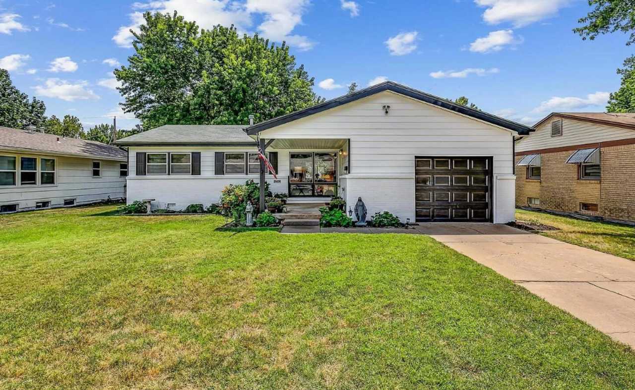 Perfect house ready to move into close to downtown with easy access to all parts of the city!