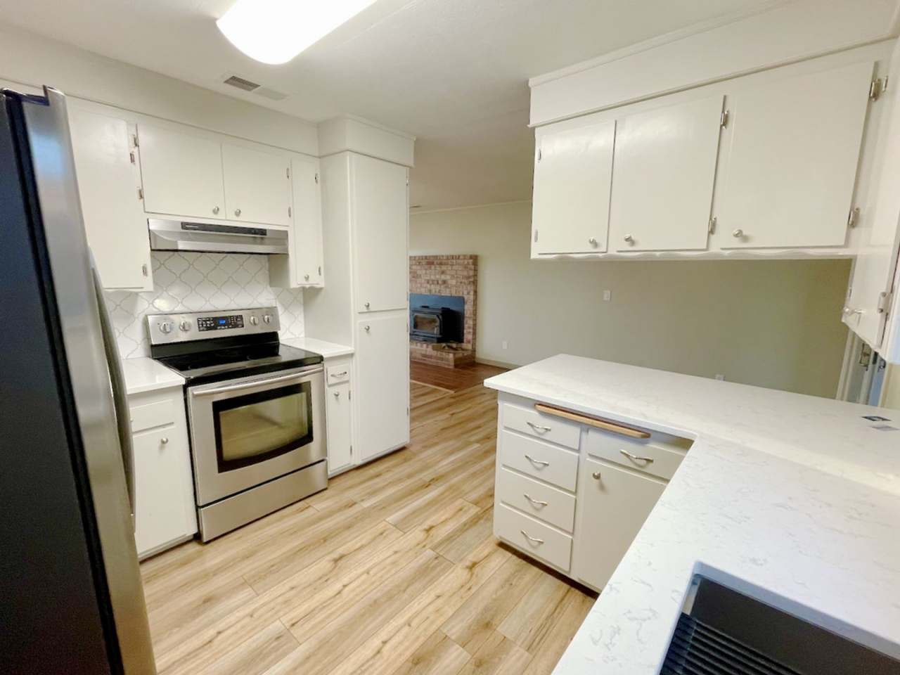 COUNTRY SETTING 3 BEDROOM WITH POOL AND SOLAR