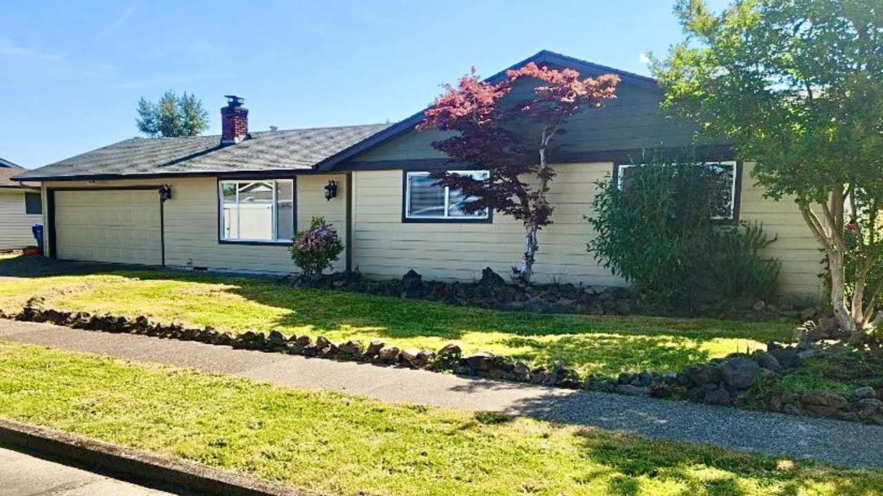 Magnificent 3 Bedrooms, 2 Bathrooms House in North Salem with large backyard with Brand New updated kitchen, and updated bathrooms