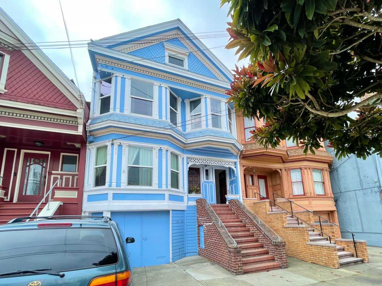 Wonderful Light and Bright Top Floor 2BR/1BA Flat w/Parking, Laundry, Shared Garden - PROGRESSIVE