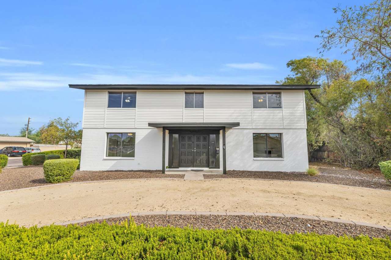 6 Bedroom! 4 1/2 BATHS! ASU! Diving Pool! Less than 1 mile to campus