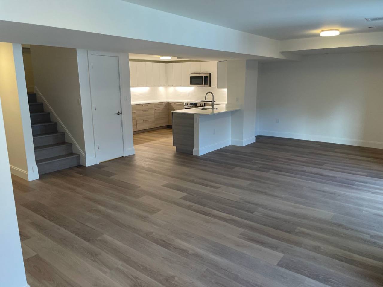 LUXURY 2 BED 2.5 BATH DUPLEX, All New , Laundry in Unit Garage Pool,. Gym 1 free month