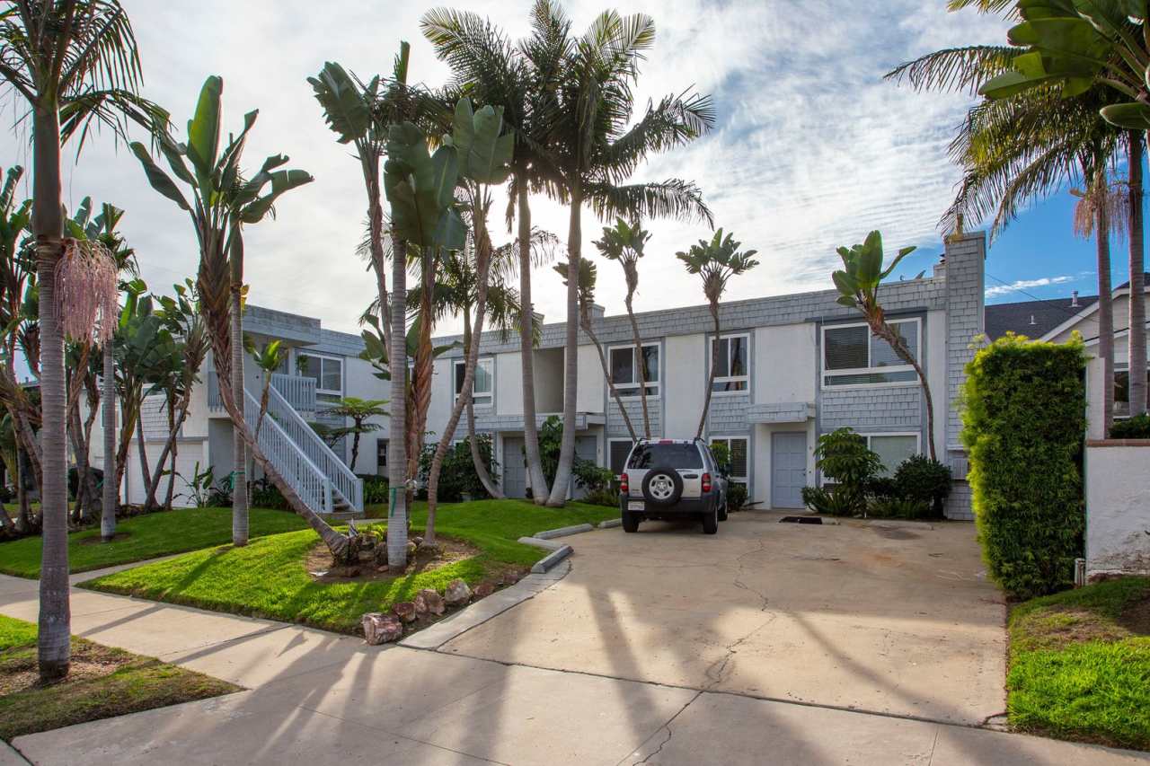 *OPEN HOUSE: 12/5 4-6PM* 2BR in Pacific Beach w/ a Fireplace and 2 Parking Spaces!