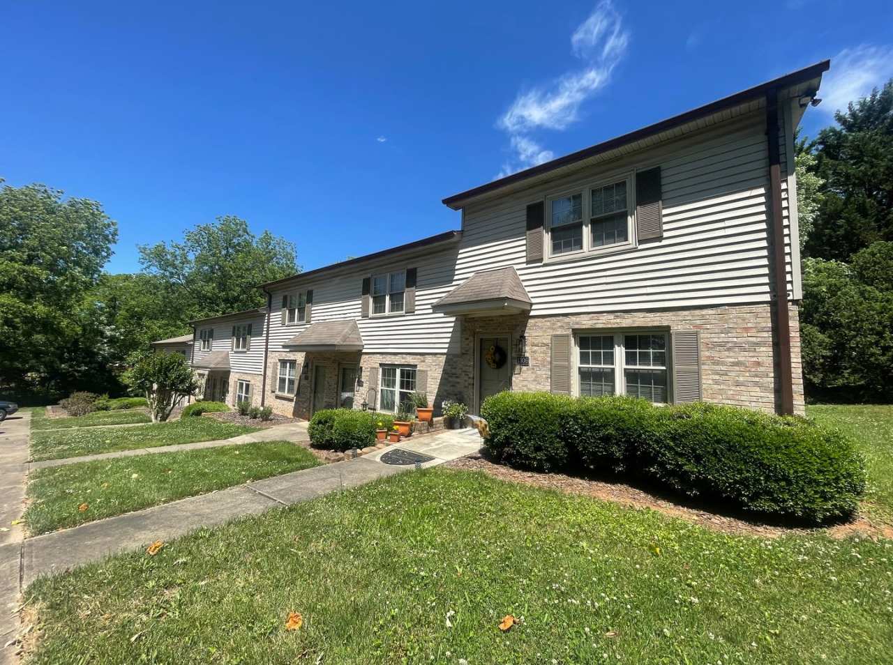 Beautiful 2-Bedroom Townhome in a Prime Location!