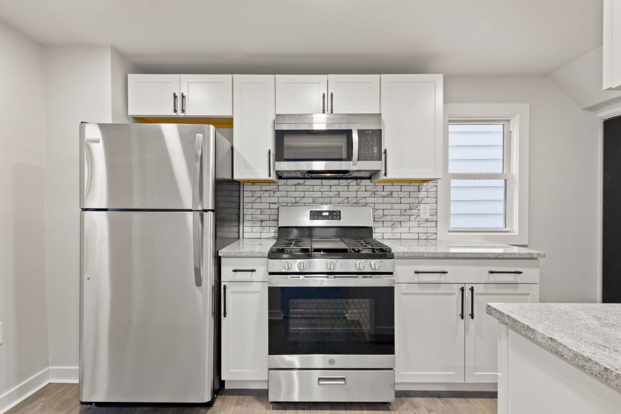 Gorgeous 4 bedroom home in Carrick available May 1!