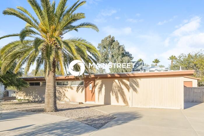 5913 East Lester Drive