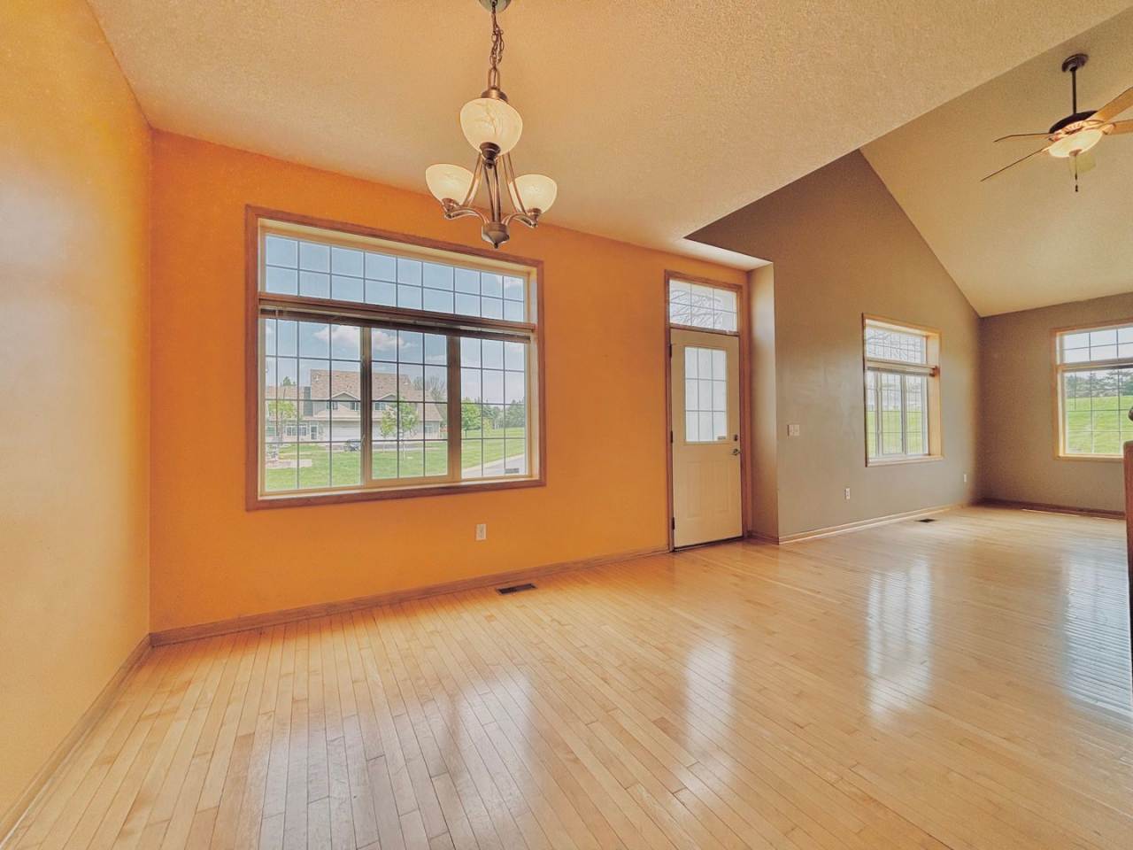 Spacious 3bed Townhome in Coon Rapids. FINISHED BASEMENT