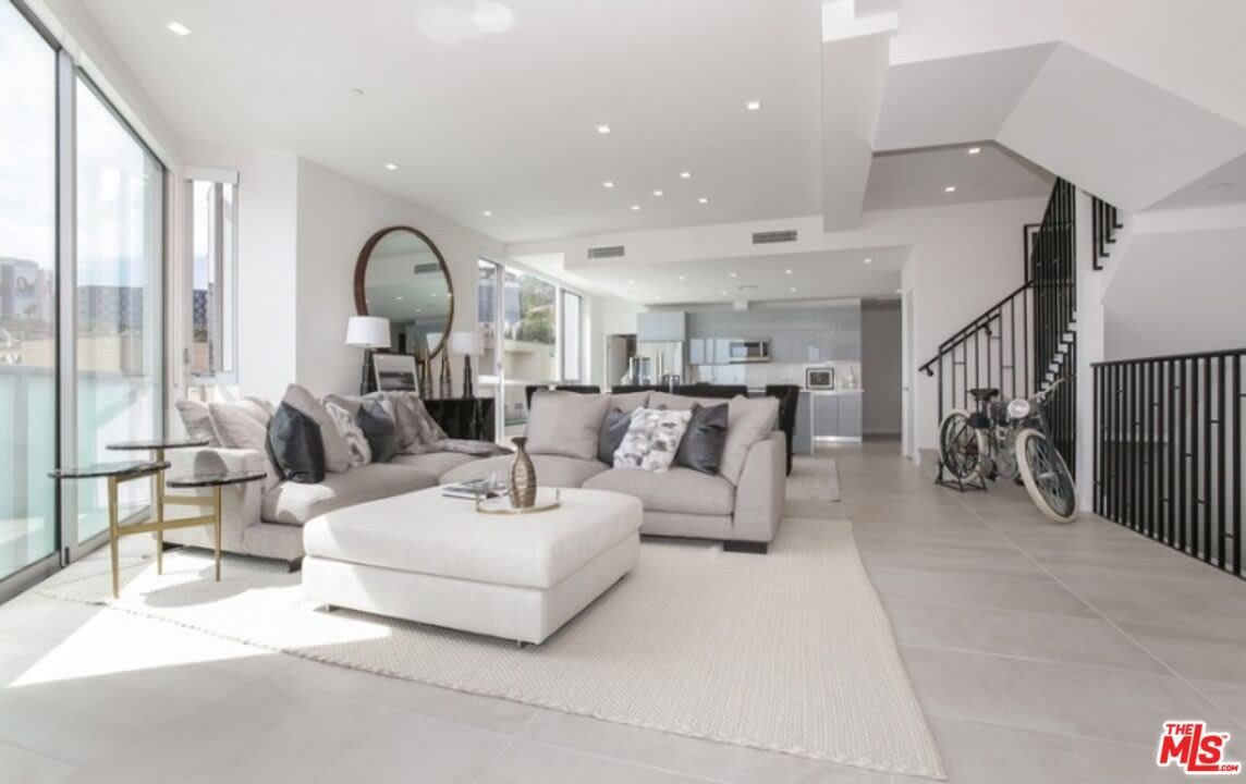 1125 N Kings Rd unit: Ph 8