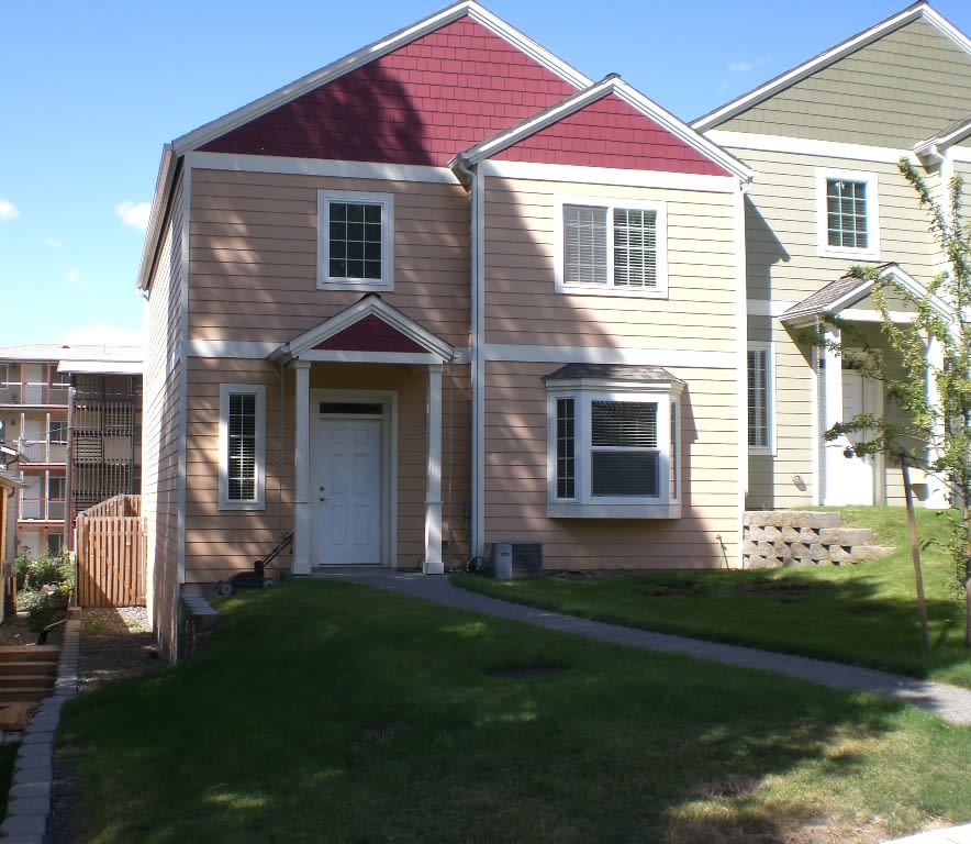 4 Bd/3 Ba Townhouse on Pioneer Hill!
