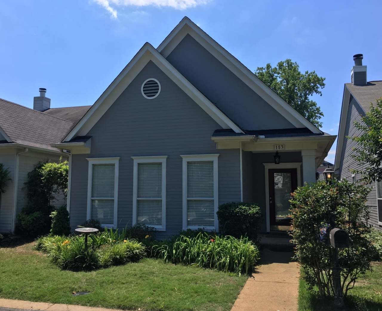 Charming 3 bd 2 bath on Mud Island with fenced in patio. Pets are allowed, fees apply.