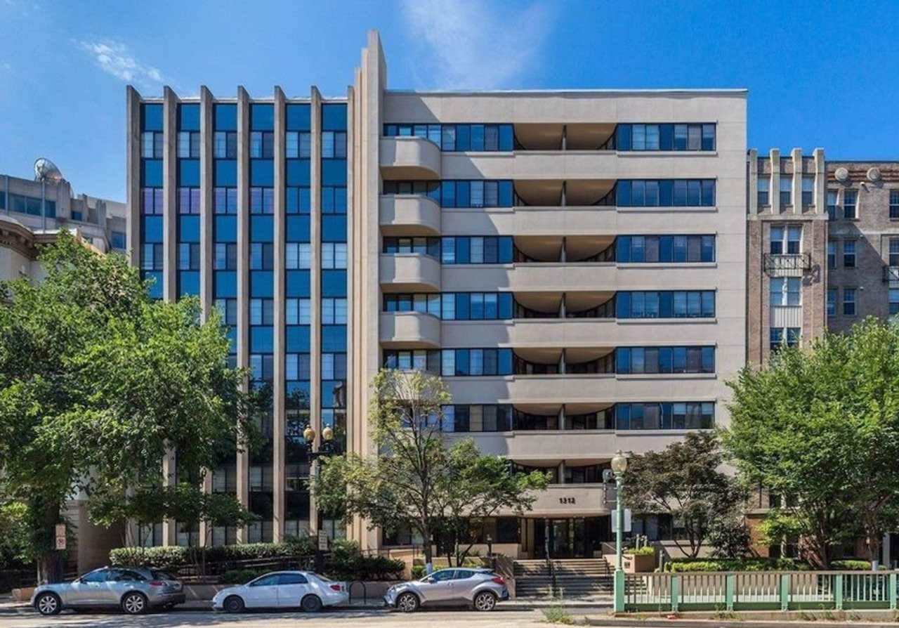 Fantastic 1 Bedroom with Den/Office/Additional Sleeping area! Conveniently located near Dupont, Logan, Thomas Circles!