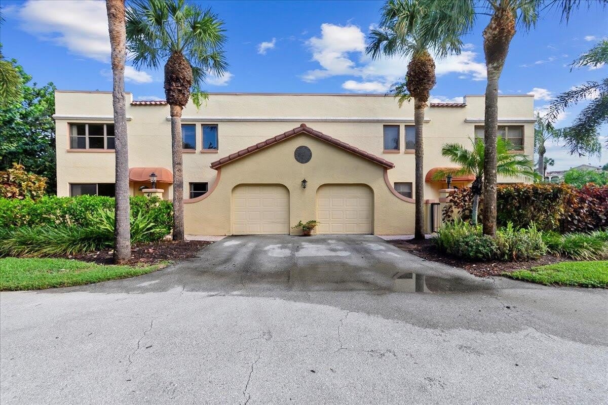 41 Uno Lago Drive