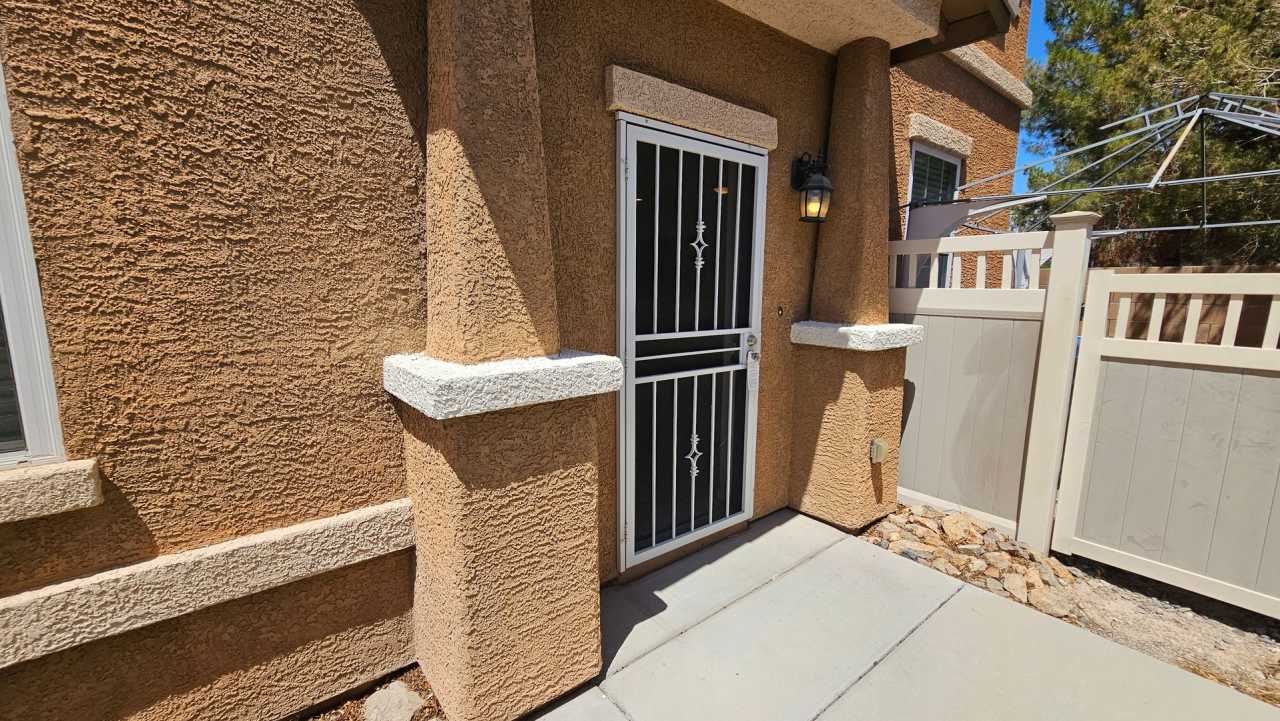 Spacious 3 bedroom Town home in Henderson!!!