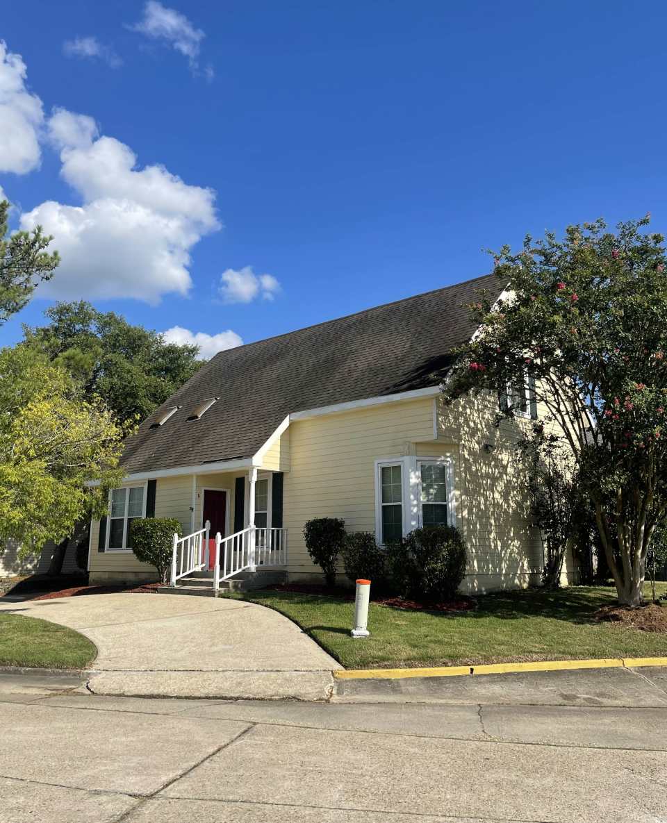 6 Hollycrest Boulevard