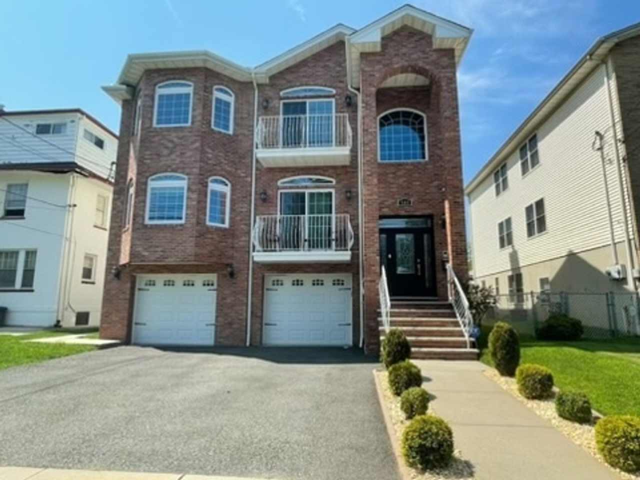 Spacious Modern 1st Floor Apartment w/ Finished Basement-Close to NYC Transportation