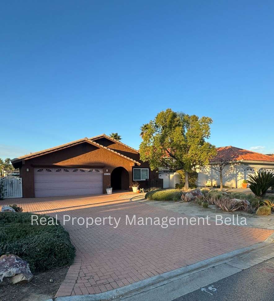 Waterfront Paradise in Canyon Lake!