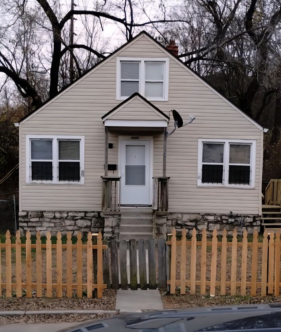 COZY CUTE  FRESHLY RENEWED 3 B.R. HOUSE!!