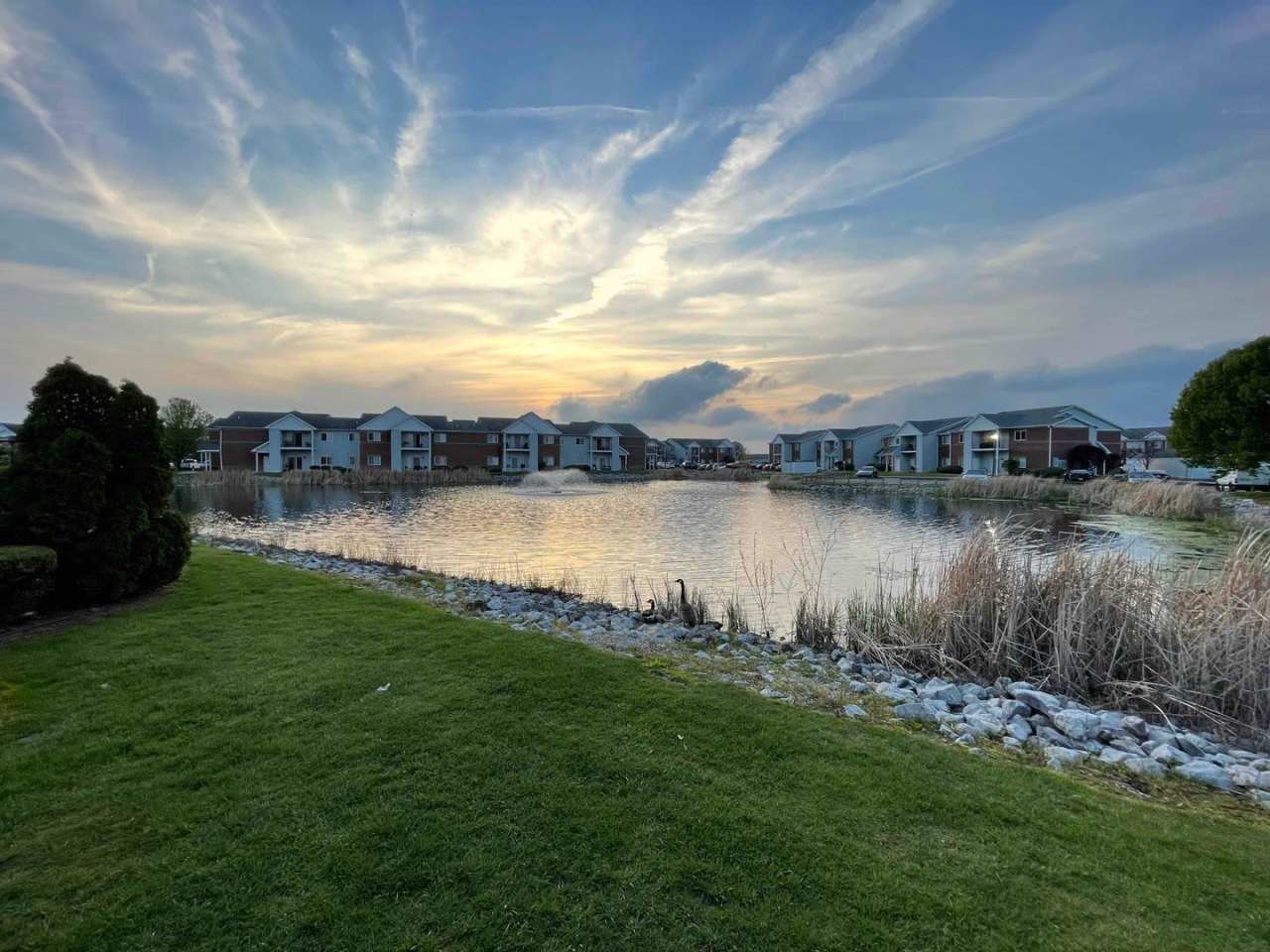 **2 bedroom 2 bath $1199/mo***Evansville, IN*** Pet Friendly**Vaulted Ceilings