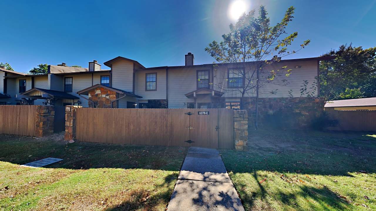 Welcome to this 2 bedroom, 2.5 bath home located in Shadow Mountain Condominiums!