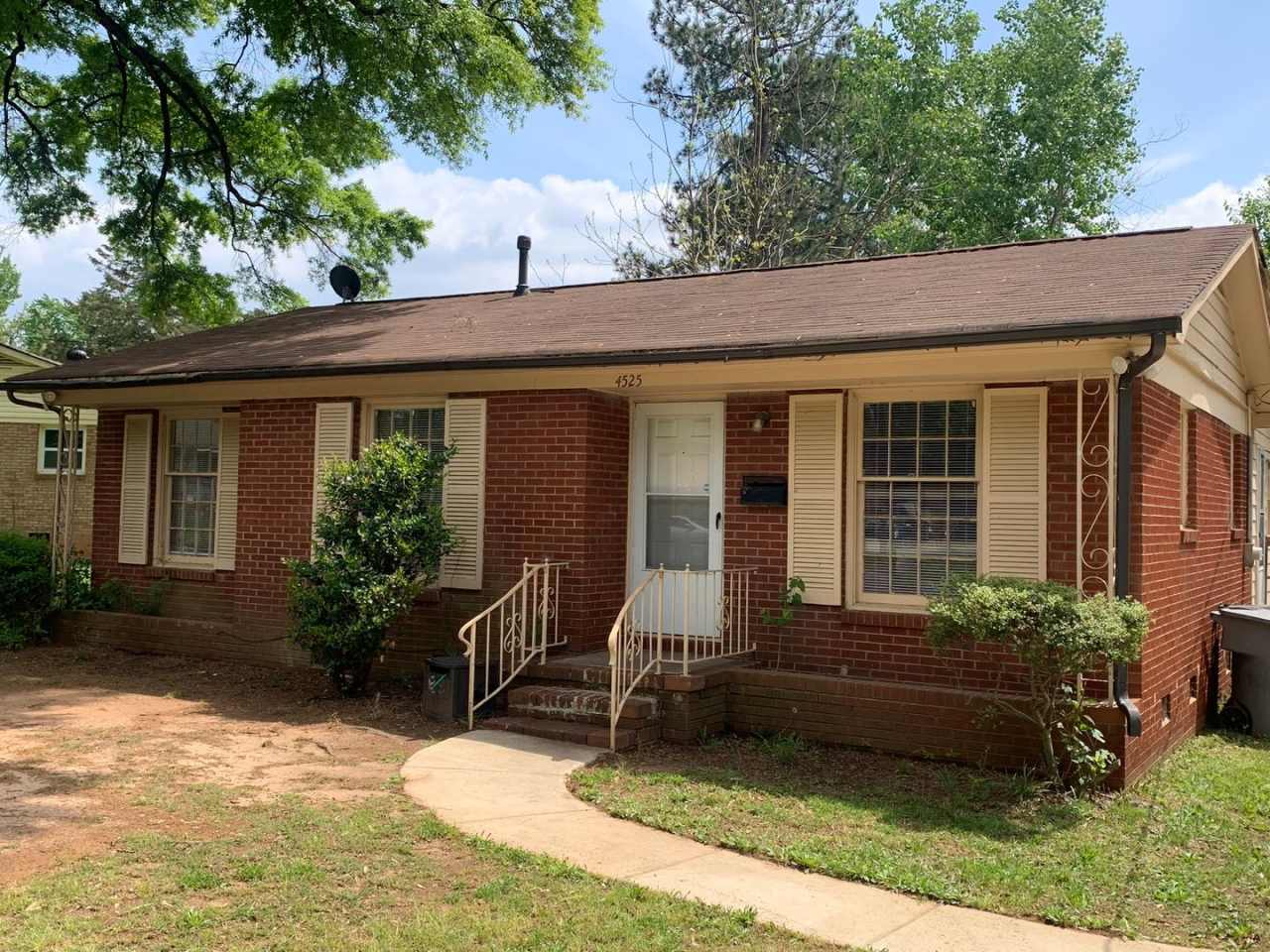 Charming Three Bedroom Home in Brookfield!