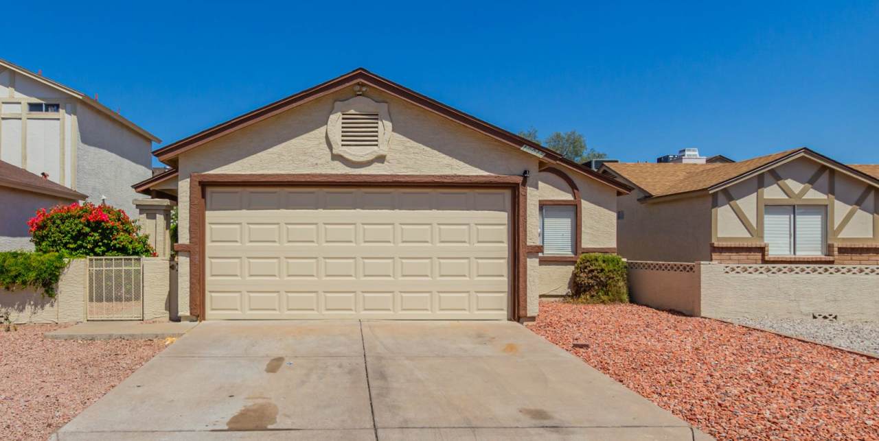 3 BED, 2 BATH W/ 2 CAR GARAGE HOME IN GLENDALE!
