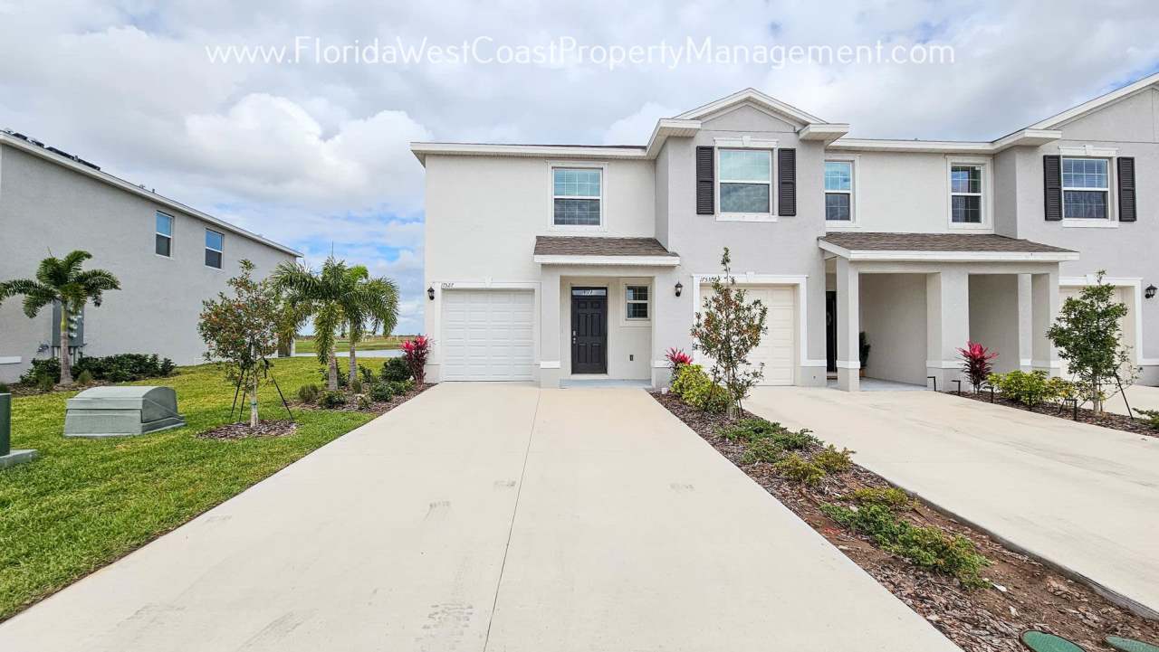 GORGEOUS CORNER TOWNHOME IN STAR FARMS- LAKEWOOD RANCH! 3 BED/2.5 BATH/1 CAR GARAGE!