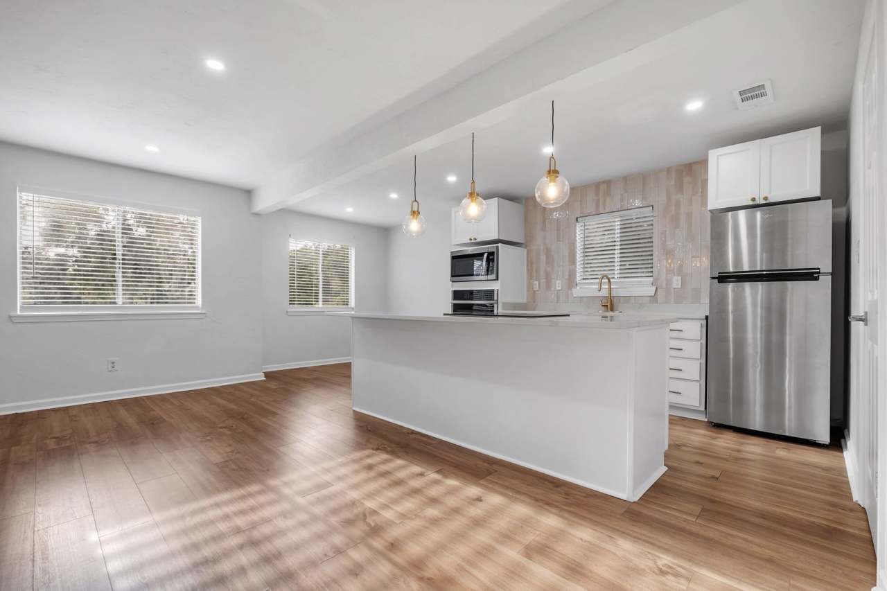 Completely renovated 2/1 on Golf Course!