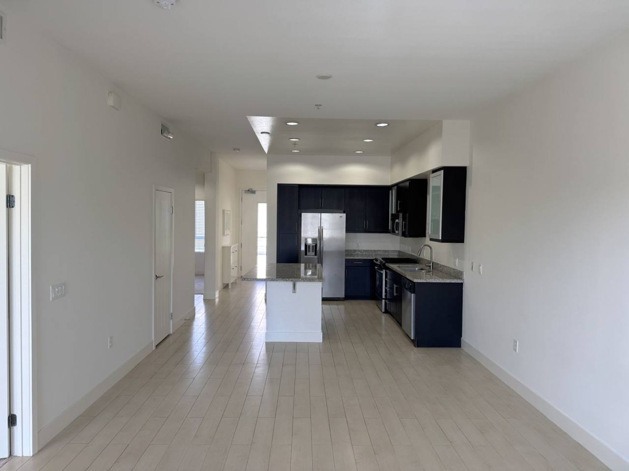 Beautiful 2+2, Bonus Room  balcony in PLAYA VISTA, every amenity, top floor