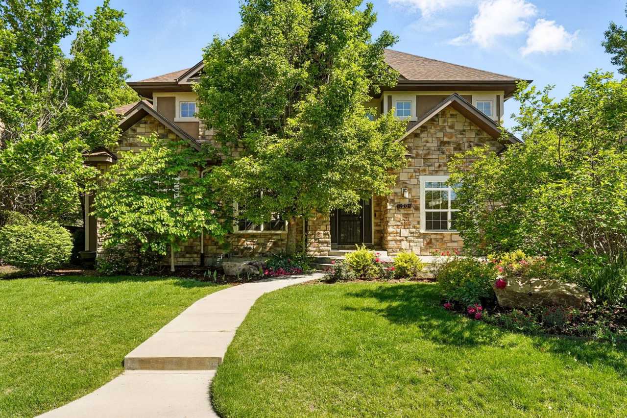 Luxury Living in Lowry!