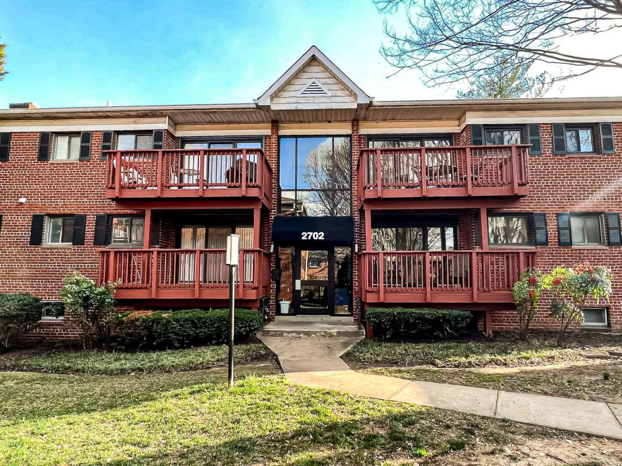 Gorgeous 3 Bedroom 2 Bathroom Unit With Sunroom In Serene Seminary Walk