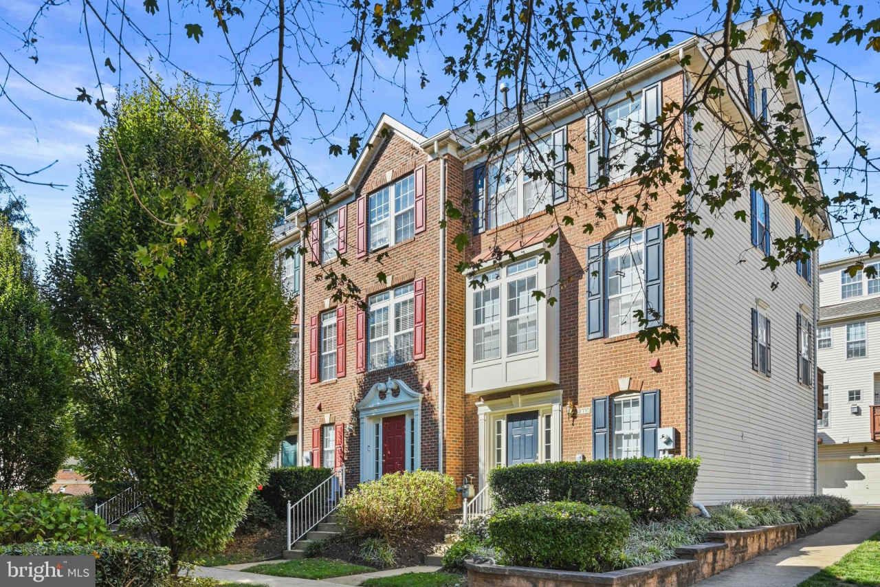 2710 MANHATTAN Place