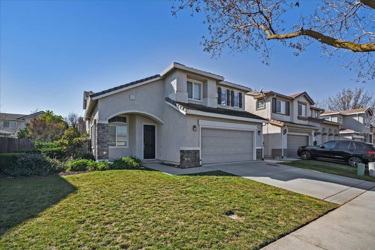 OPEN  SPACIOUS, 4 BEDROOM, 3 BATH 2 STORY HOME W/ DESIGNER INTERIOR PAINT  WOOD FLOORS