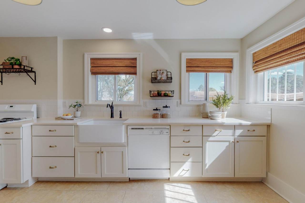 1610 Las Lomas Road Northeast