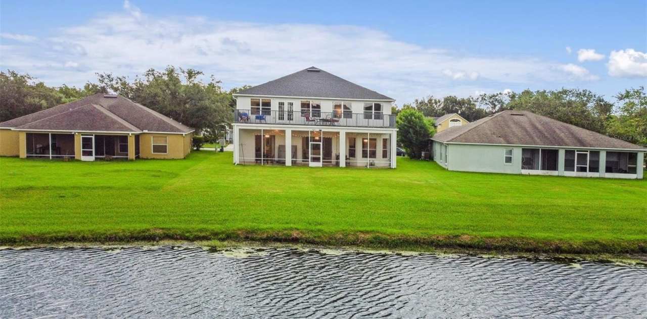 1976 THE OAKS BOULEVARD